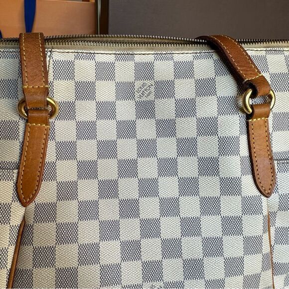 Louis Vuitton Damier Azur Totally MM Bag - Picture 5 of 14